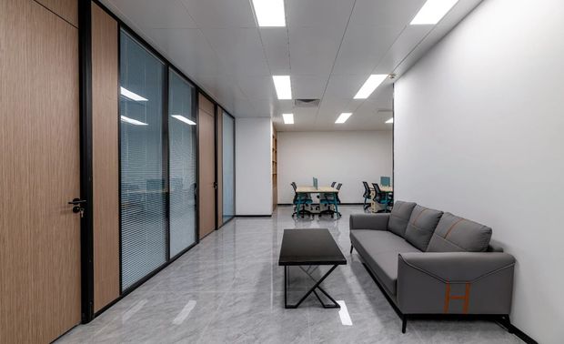 休息区

中心设立了共享层，其中容纳了包括大中小型会议室、培训室、多功能室、接待区、休闲区等多个功能性区域，加强了整体的社交属性，促使人与人之间形成良好的交流，现代商务化的设计环境更可以作为商务洽谈的催化剂，以达到企业根本上商业目的。