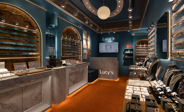 
设计与现实的平衡 把预算用在刀口上

「商圈的文化，决定空间的语气；品牌精神，是语气背后的逻辑。」一句话道尽纬纶团队处理连锁品牌时的核心思维──同样的设计语言若直接复製到其他商圈，未必适合当地风情或生活节奏，正因如此，团队会针对不同据点调整色彩强度、材质反差、现代感与古典感的比例、展示量，甚至斟酌空间的「打击力」该有多少。
