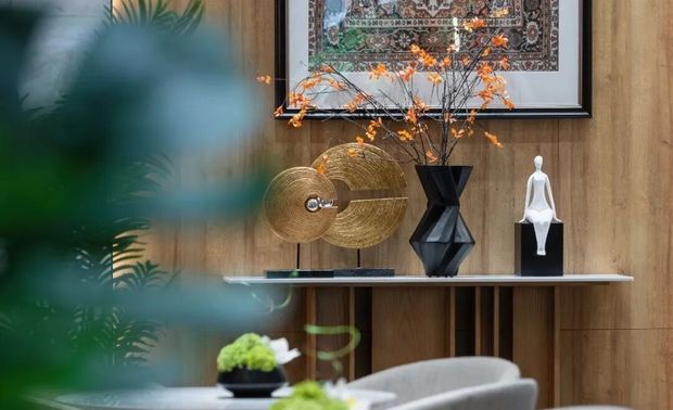 设计遵循万物皆从自然环境中产生的规律，用当代艺术语境解构海岸。四季轮转，日升月落，大海的变化不曾停止。