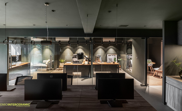 ▲紧密并置的多面办公桌，可提升团队交流效率，上方的线型吊灯与嵌灯照明，则确保深色空间中依然光线均匀。
