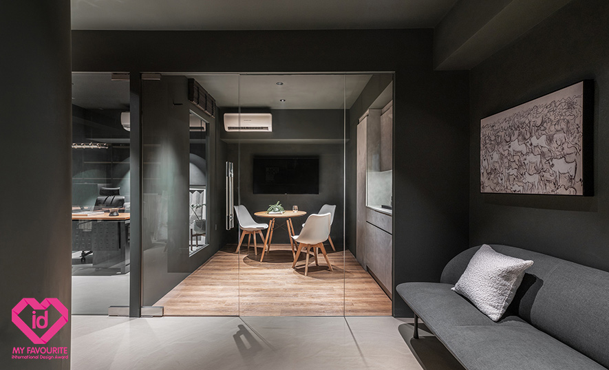 ▲会议室佈置的小圆桌与单椅，简洁俐落的留白感，形塑出轻鬆交谈的氛围，配上与其他区域不同的木纹地坪和浅色软装，柔化整体色调，创造温馨与专业并存的交流空间。
