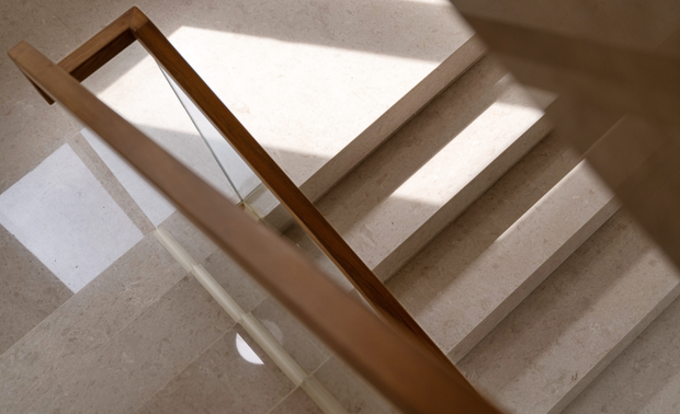 随着脚步的移动，来到充满现代气息的厨房，深灰色与白色的结合，简约干练，在良好采光的加持下，整个空间散发出清新爽朗的气息。在这个充满烟火的厨房，也有了属于自己的格调。

